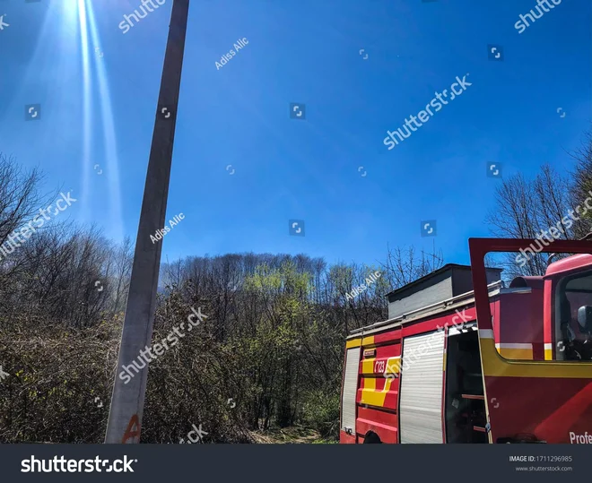 Pri gašenju sodelujejo letala za gašenje, vojaški helikopterji in vojska. FOTO: Shutterstock