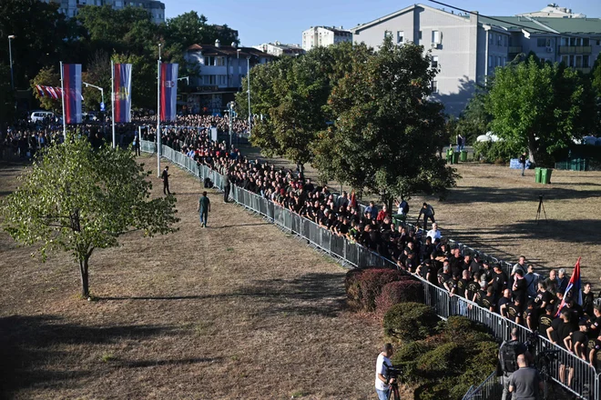 Ceste na območju Košutnjaka v Beogradu so zaradi pogreba, ki se ga bo udeležila ogromna množica, zelo obremenjene. FOTO: Oliver Bunic/AFP