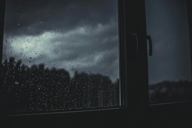 Prihaja pravo jesensko vreme z dežjem. FOTO: Glenn Carstens-peters Unsplash