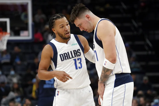 Luka Dončić in Jalen Brunson sta hkrati prišla v Dallas, zapustila sta ga tri leta narazen. Danes bi si oba zelo želeli znova videti v Teksasu. FOTO: Petre Thomas/Reuters