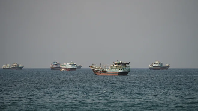 Zaradi napadov ameriških in iranskih napadov na komercialna plovila v ožini se je promet skozi Hormuško ožino znova povsem ustavil. FOTO: Stringer/Reuters