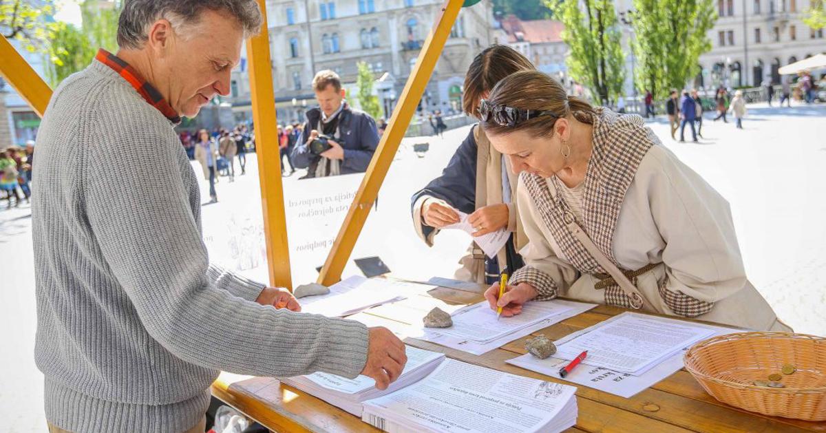Začetek zbiranja podpisov: Opoziciji se je pridružila še ena stranka