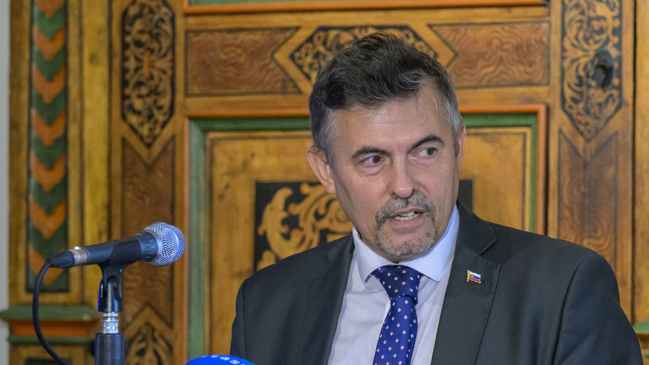 Machalu odvolali počas jeho dovolenky. Politológ Řádek hovorí, že vláda hodila celú politickú ťarchu na neho