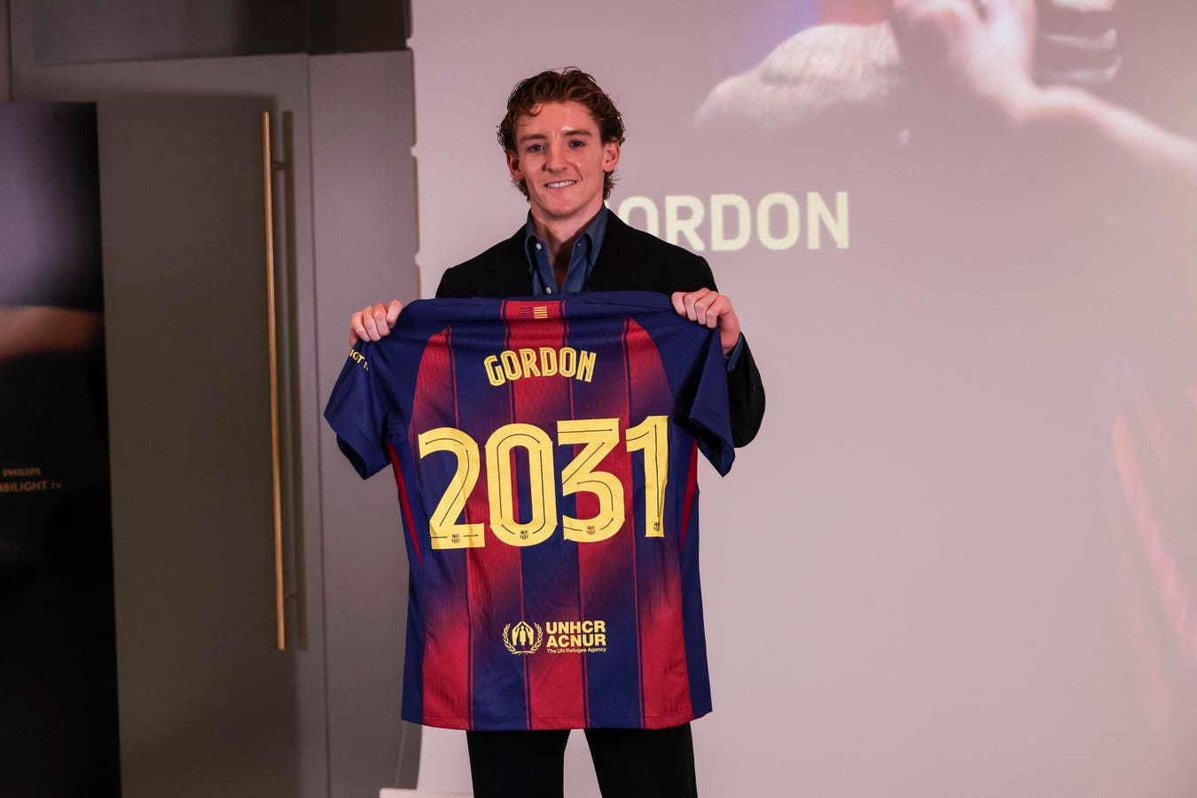 Why Anthony Gordon Instantly Won Over Barcelona Fans At His Unveiling