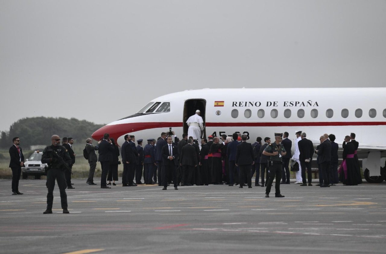 Pope Leo returns to Vatican on aircraft provided by Spanish King