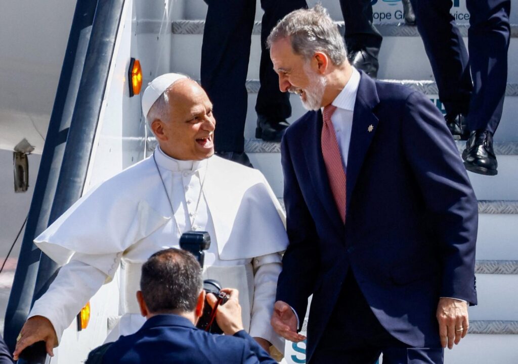 Papal plane remains in Spain: Pope Leo’s return flight to Rome delayed by mechanical problems