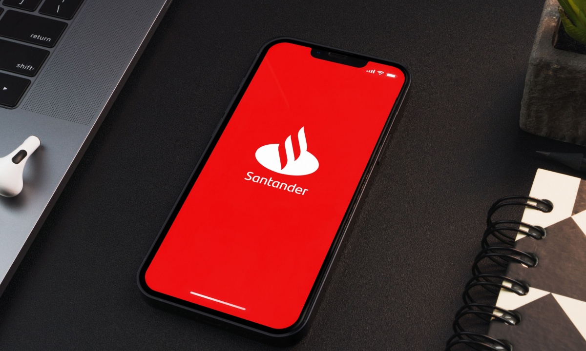 Santander Equips All Workers With AI
