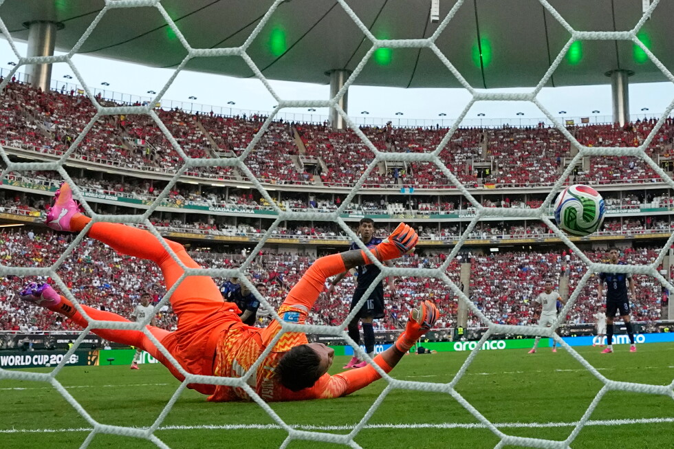 Uruguay goalkeeper pulled at halftime vs. Spain in World Cup