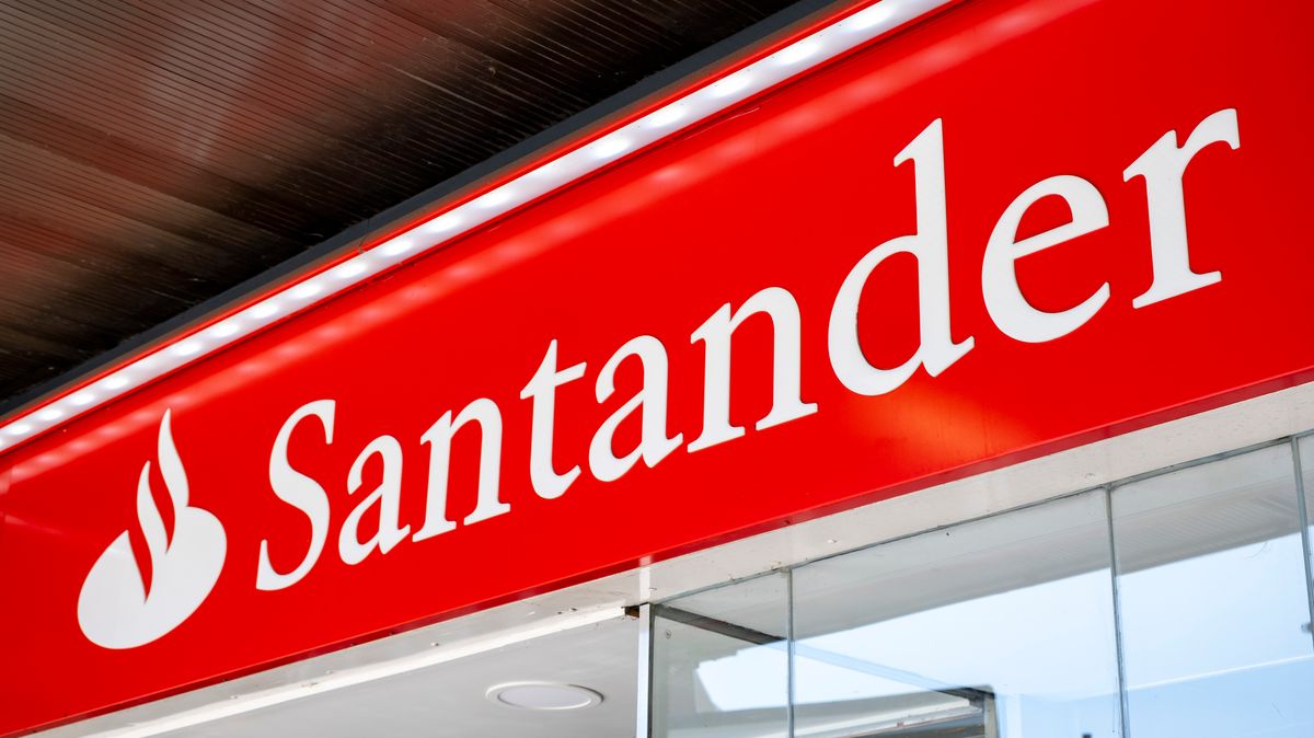 Banco Santander Targets £433 Million in Cost Cuts Via AI