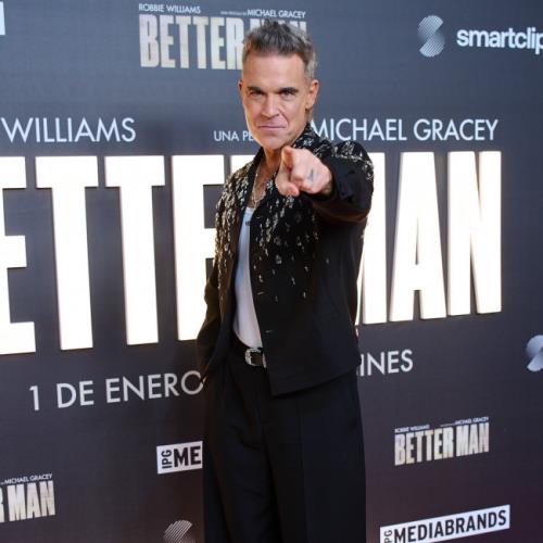 Robbie Williams stuns fans by busking Angels on streets of Seville - Music News