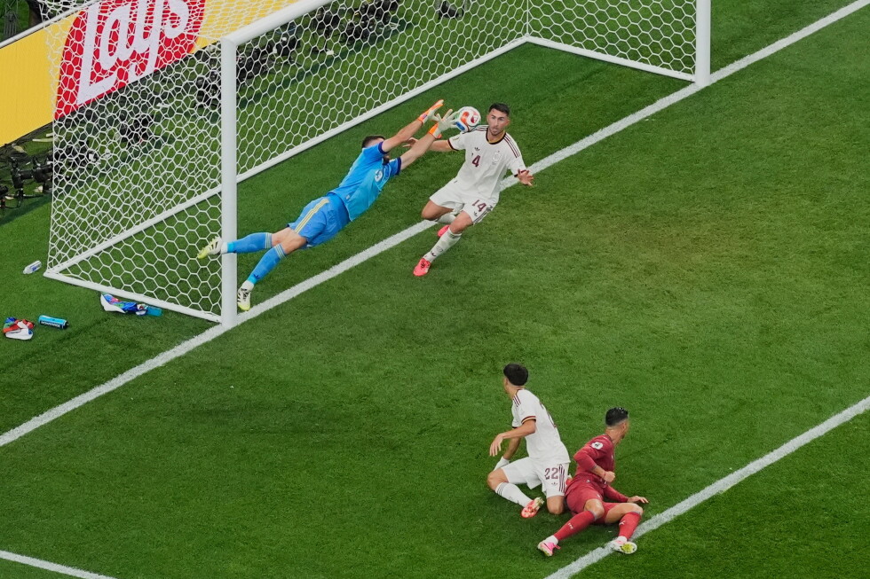 Spain sets World Cup record with 6th clean sheet in a row and keeper Simón extends scoreless mark