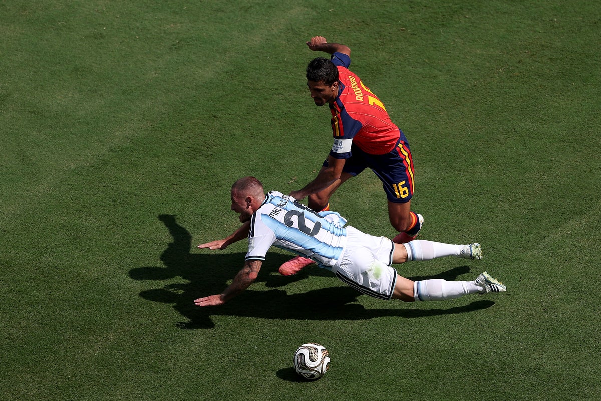 ‘Terrible’ World Cup final pitch criticised after slow start to Spain v Argentina