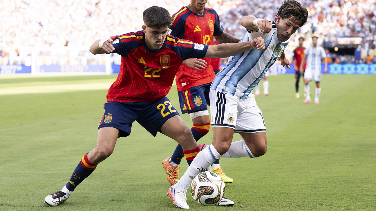 Pau Cubarsi #22 of Spain competes for the ball against Giuliano Simeone #17 of Argentina during the FIFA World Cup 2026 Final match between Spain and Argentina at New York New Jersey Stadium on July 19, 2026 in East Rutherford, New Jersey.