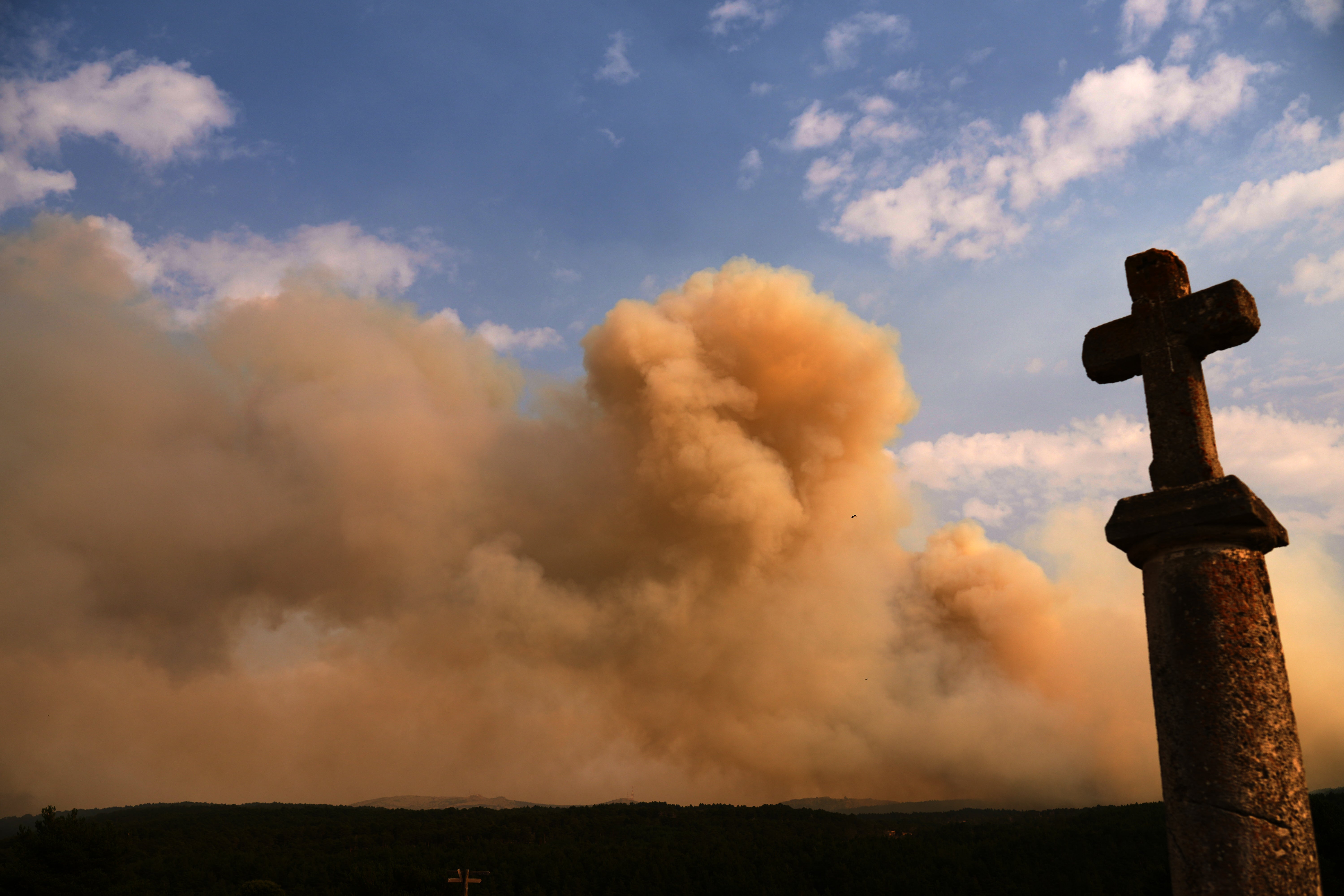Smoke rises above the horizon as wildfire advances near Condemios de Arriba
