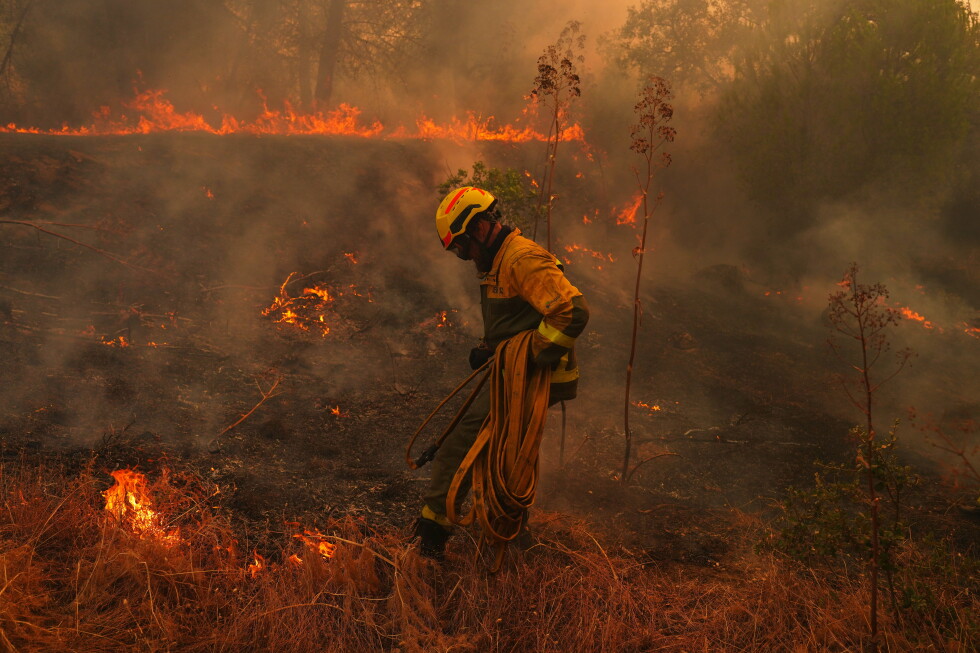 Wildfire forces 55,000 more people to evacuate in southwest France