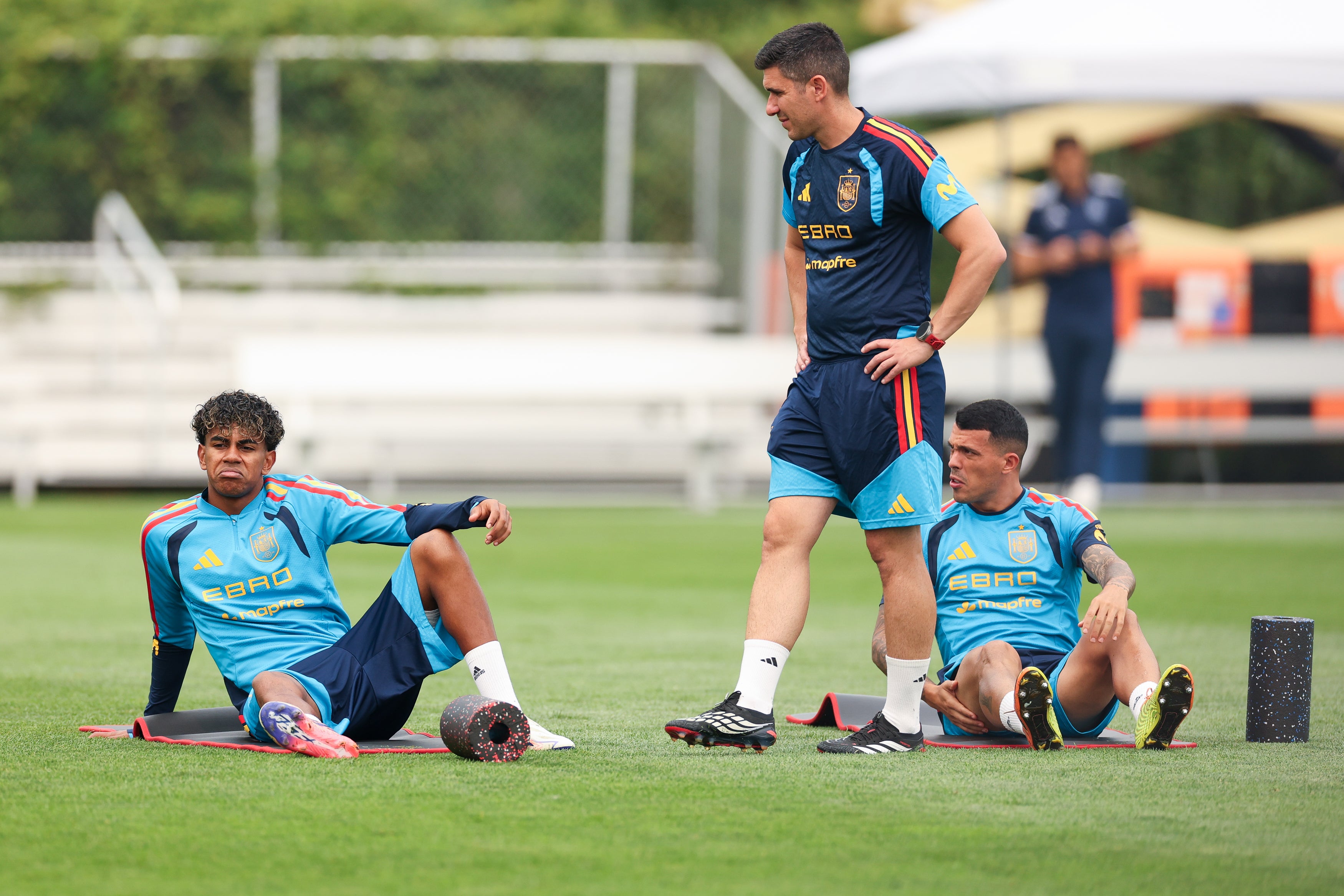 Lamine Yamal and Pedro Porro relax during training
