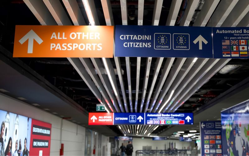Spain threatens Italy with mirror border checks in Schengen row