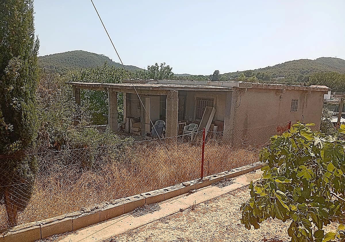 Valencia man found living with father's mummified body for seven months