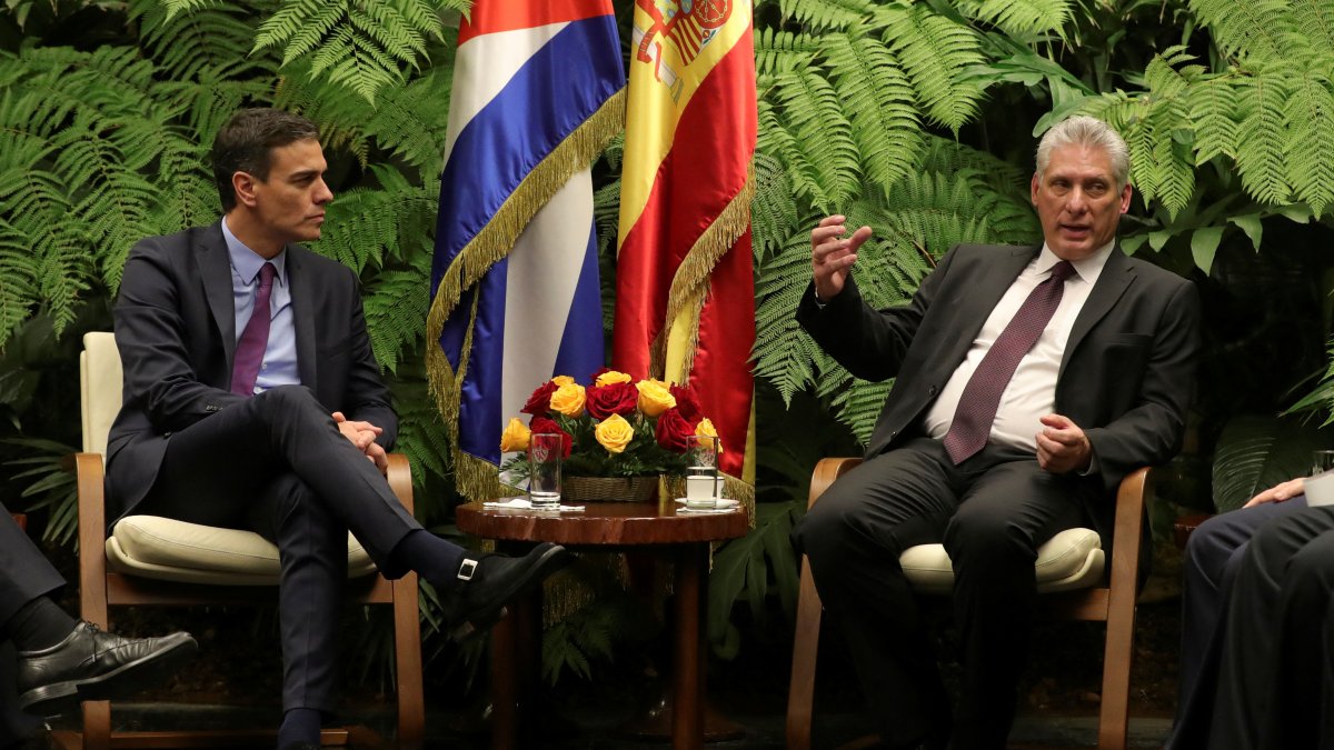 Cuban dictator Miguel Diaz-Canel (right) and Spanish Prime Minister Pedro Sánchez