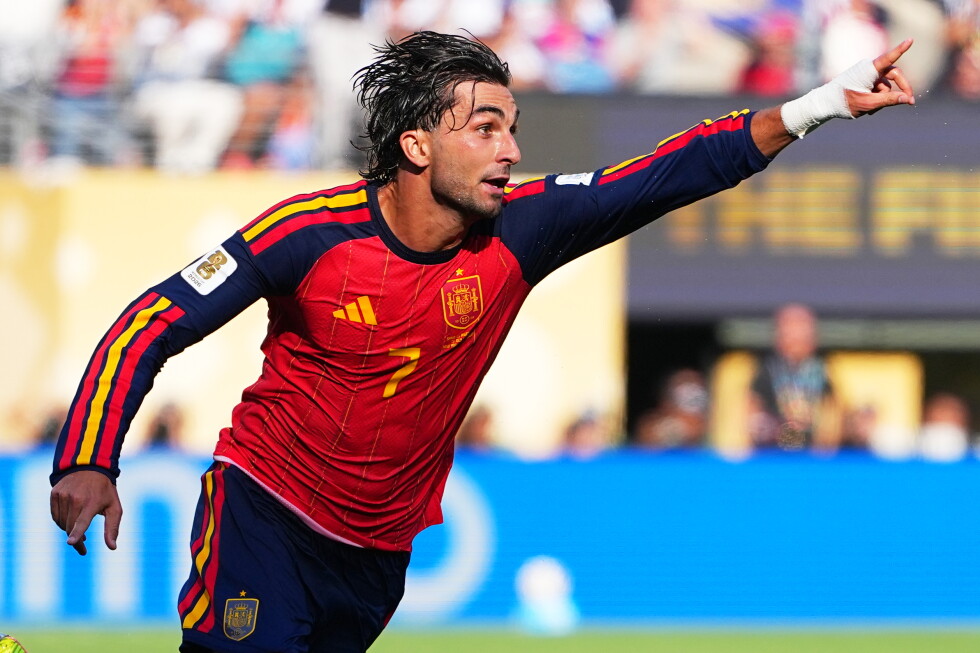 World Cup winner Ferran Torres joins Paris Saint-Germain from Barcelona