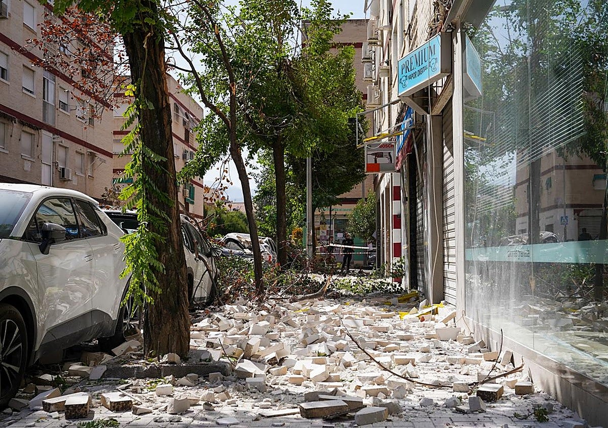 VIDEO: Four earthquakes hit southern Spain as 4.8 magnitude tremor injures three and damages buildings
