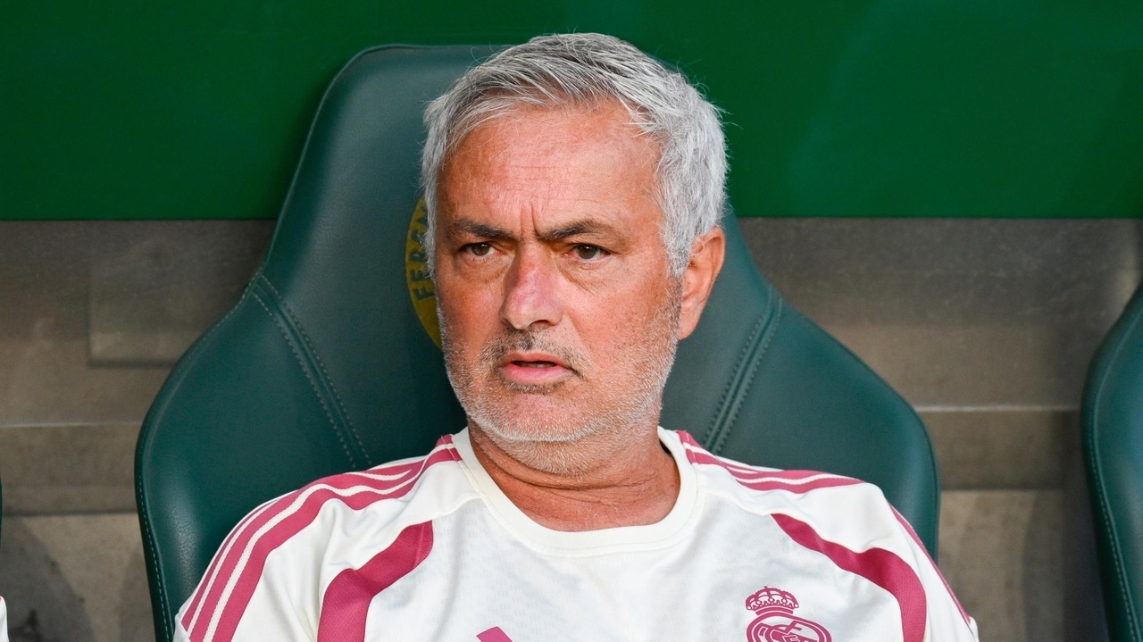 Real Madrid officially presents José Mourinho in a closed-door ceremony