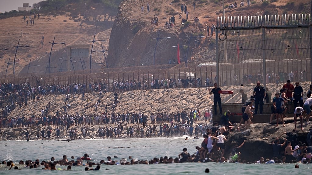 Spain ignores EU and prepares urgent transfer of 500 migrant girls from Ceuta to mainland