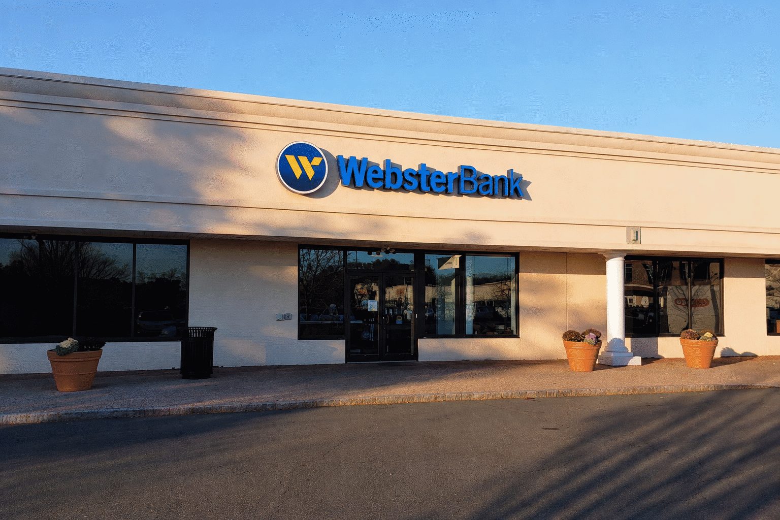 Webster ends at $77.57; Santander transition at 0.5% as U.S. premarket opens