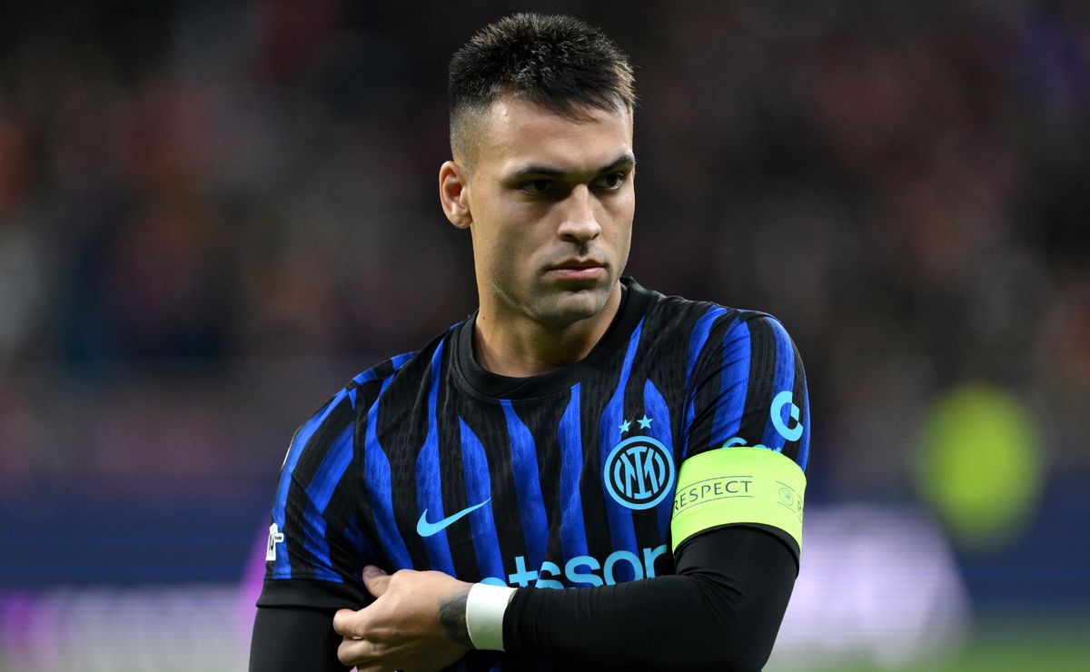 Cristian Chivu addresses Lautaro Martinez's Barcelona rumors: 'I think he will stay here for a very long time'