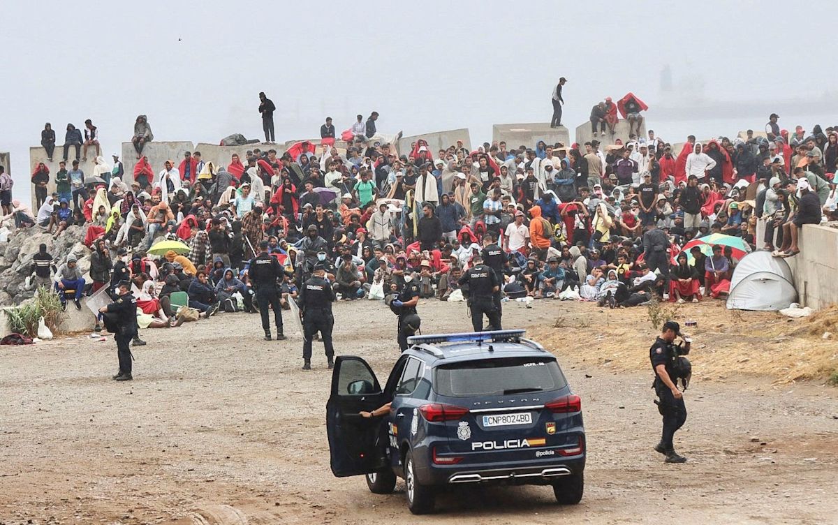 Spain arrests smugglers helping migrants from Ceuta to mainland Europe