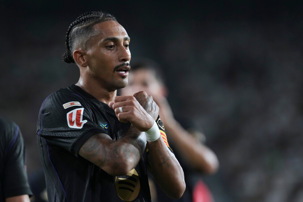 Torres scores twice in debut for PSG, Barcelona wins big and Salah scores