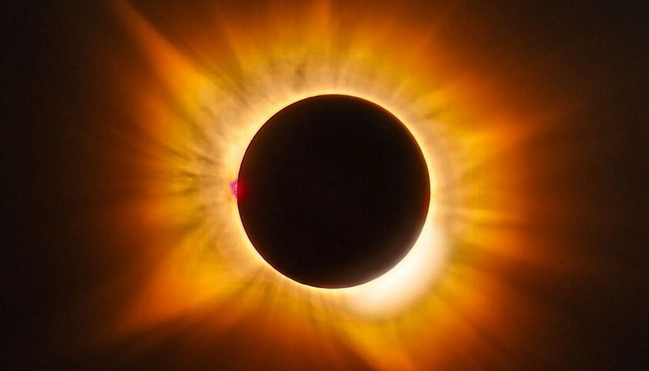 NASA selects two photos of the solar eclipse in Spain for the unusual golden color of the corona during totality