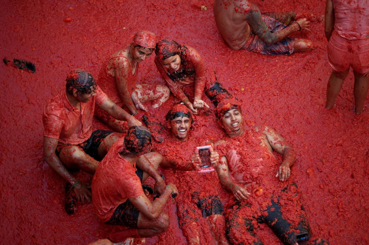 Thousands descend on Buñol, Spain for annual La Tomatina food fight