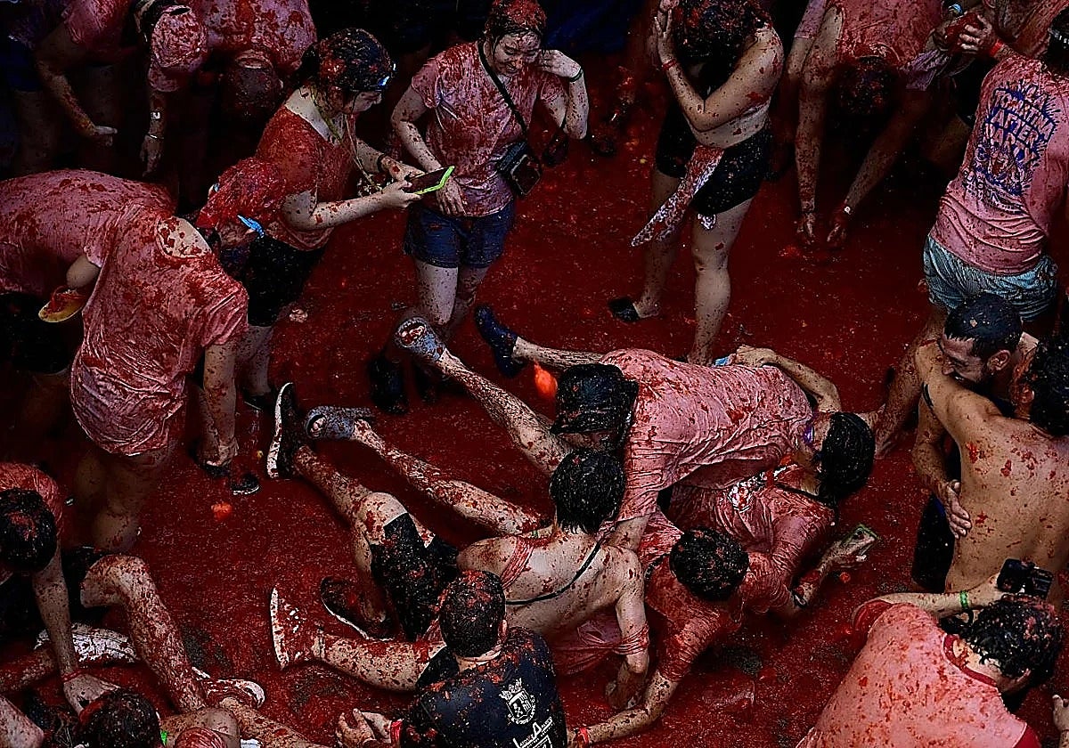 Four people treated for pepper spray injuries at La Tomatina festival in Buñol, Valencia