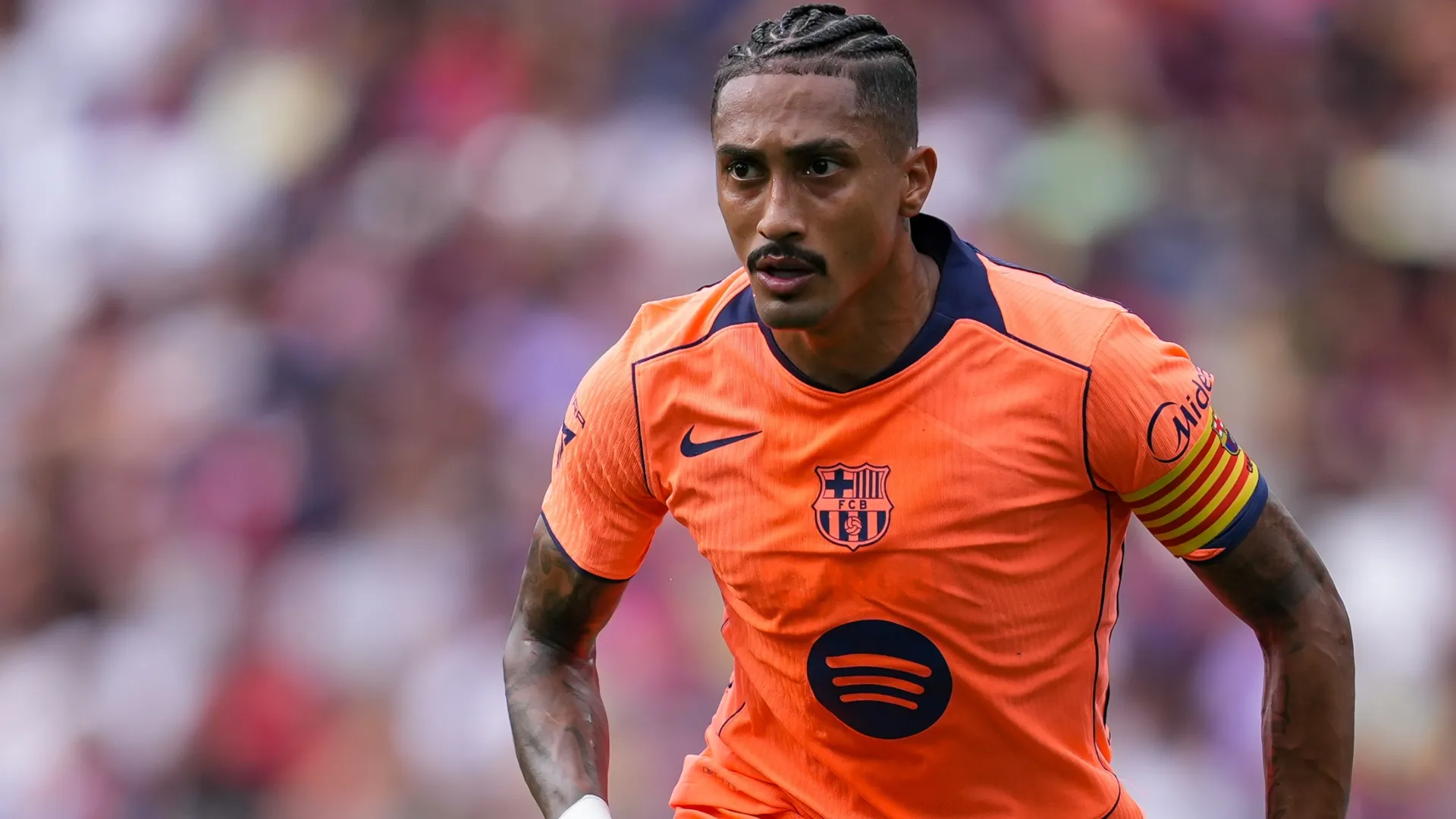 Raphinha during the pre-season friendly match (Source: Daniela Porcelli/Getty Images)