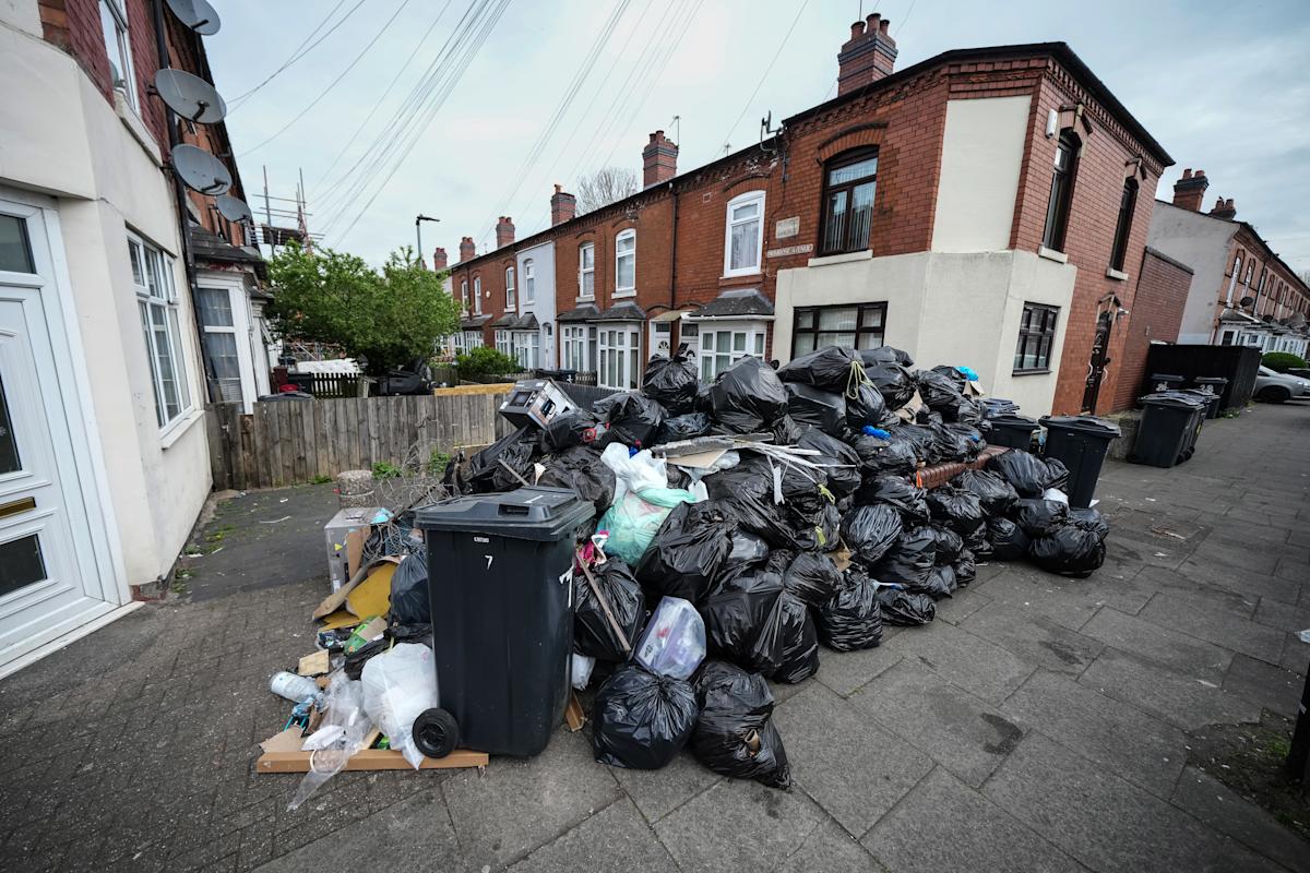 As Birmingham strike worsens, how much do bin workers actually get paid?