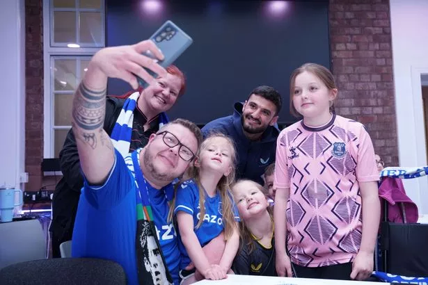 Armando Broja with families at Claire House Children’s Hospice Liverpool