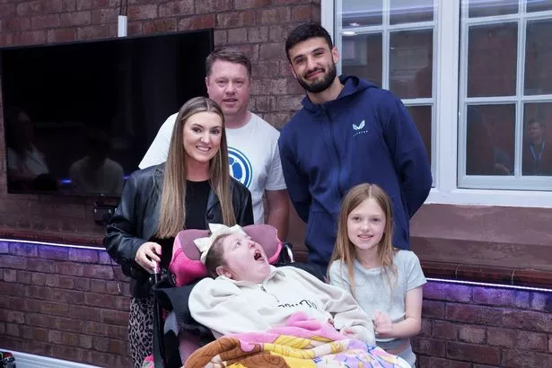 Armando Broja with families at Claire House Children’s Hospice Liverpool