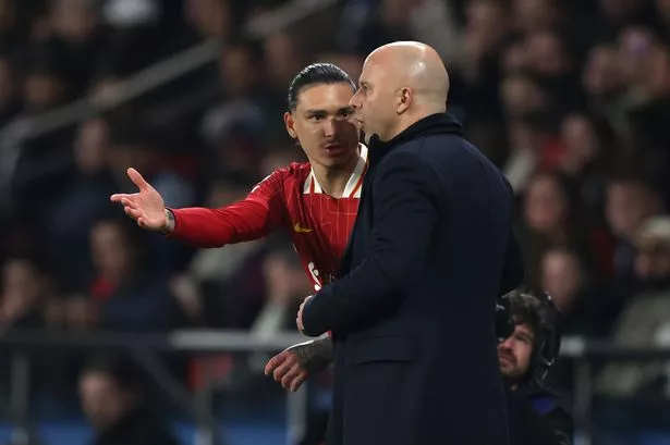PARIS, FRANCE - MARCH 5: (L-R) Darwin Nunez of Liverpool , coach Arne Slot of Liverpool
 during the UEFA Champions League  match between Paris Saint Germain v Liverpool at the Parc des Princes on March 5, 2025 in Paris France (Photo by Rico Brouwer/Soccrates/Getty Images)