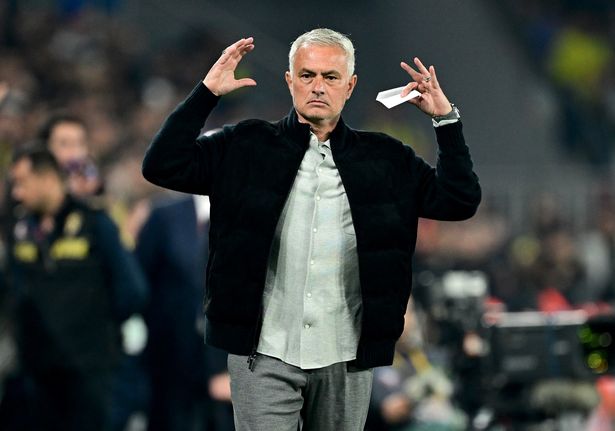 ISTANBUL, TURKIYE - APRIL 20: Head coach Jose Mourinho of Fenerbahce gives tactics to his team during Turkish Super Lig week 32 match between Fenerbahce and Bellona Kayserispor at Ulker Stadium in Istanbul, Turkiye on April 20, 2025. (Photo by Ali Atmaca/Anadolu via Getty Images)