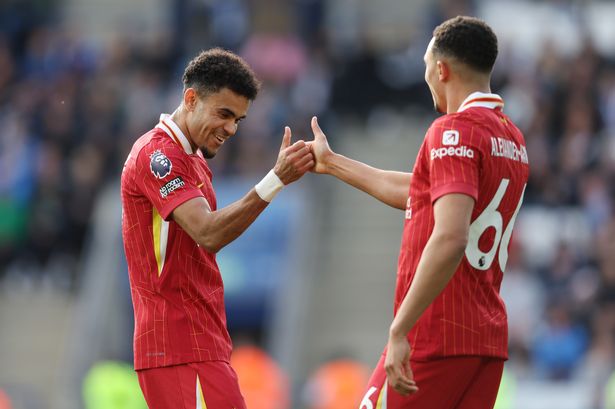 Trent Alexander-Arnold of Liverpool celebrates scoring the opening goal with Luis Diaz during the Premier League match between Leicester City FC and Liverpool FC at The King Power Stadium 