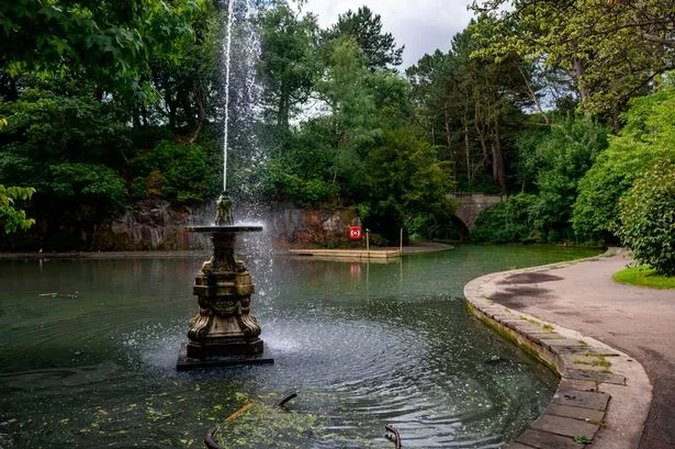 Fountain and lake at the beautiful Williamson Park