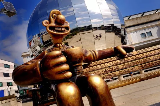 Wallace 'A grand Tribute' is delivered to Millennium Square - Gromit Unleashed 2
