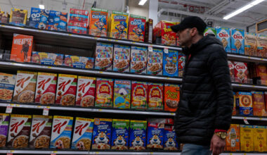 Consumers worry about economy. White House disagrees
