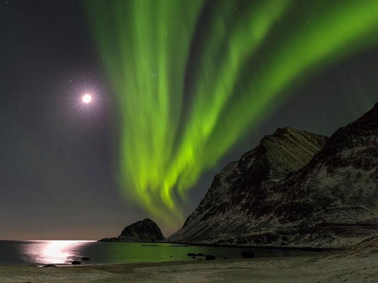 12 States May See Aurora Around The ‘Pink Moon’ Tonight