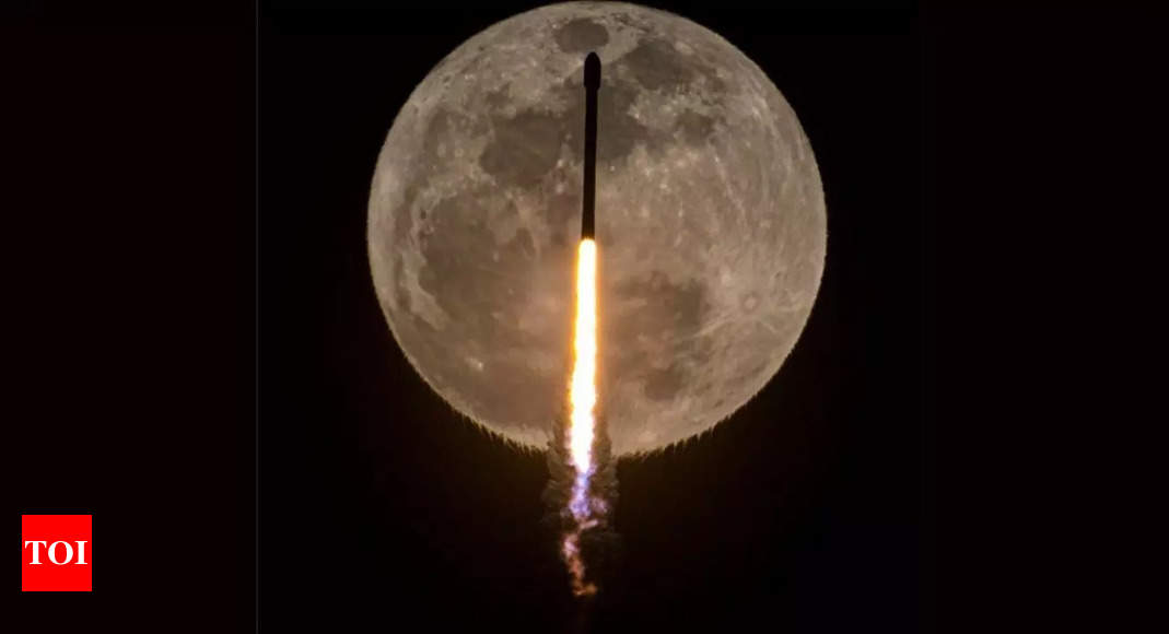 Watch: SpaceX Falcon 9 launches 21 Starlink satellites, soars past full moon