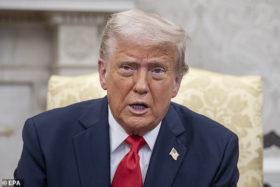 epa12032048 US President Donald Trump meets with El Salvador president in the Oval Office at the White House in Washington, DC, USA, 14 April 2025. President Bukele meets with President Trump as controversy continues over the Trump administration's transfer of more than 200 Venezuelan immigrants accused of gang activity and violent crimes to a prison in El Salvador.  EPA/KEN CEDENO / POOL