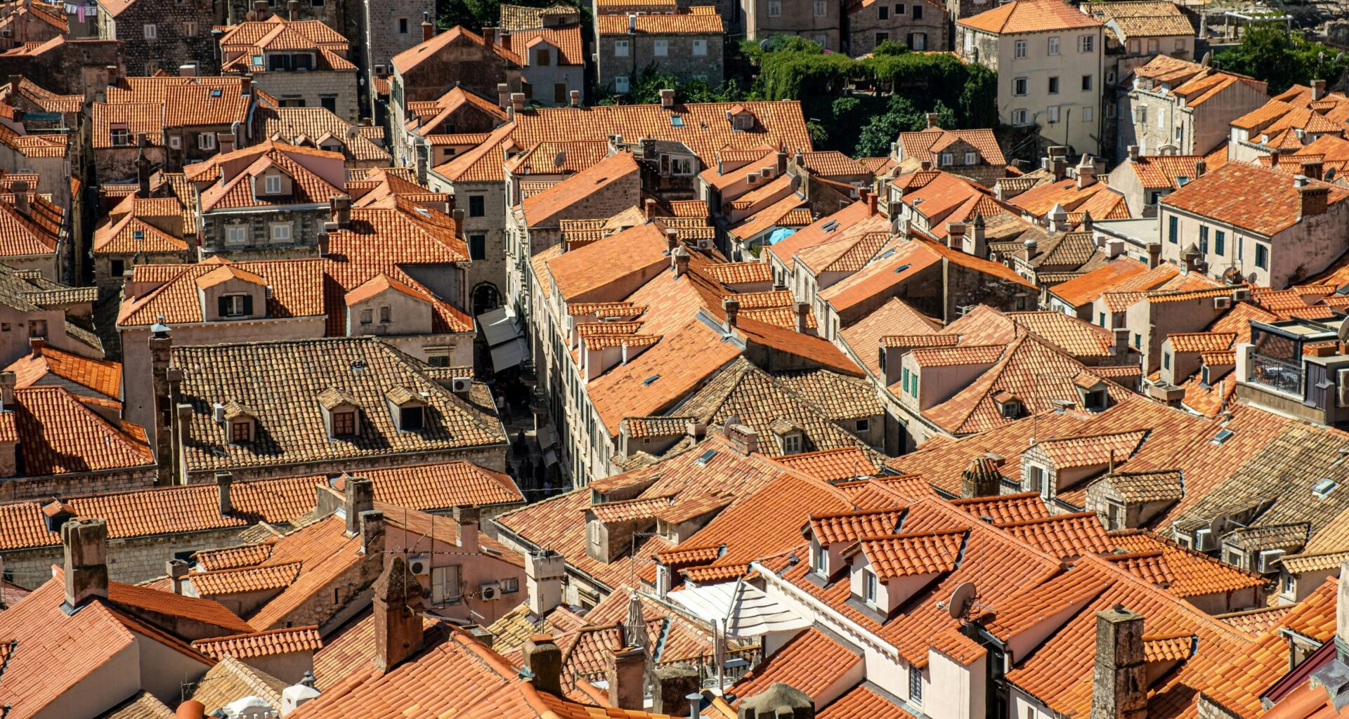 Physics reveals the optimal roof ratios for energy efficiency