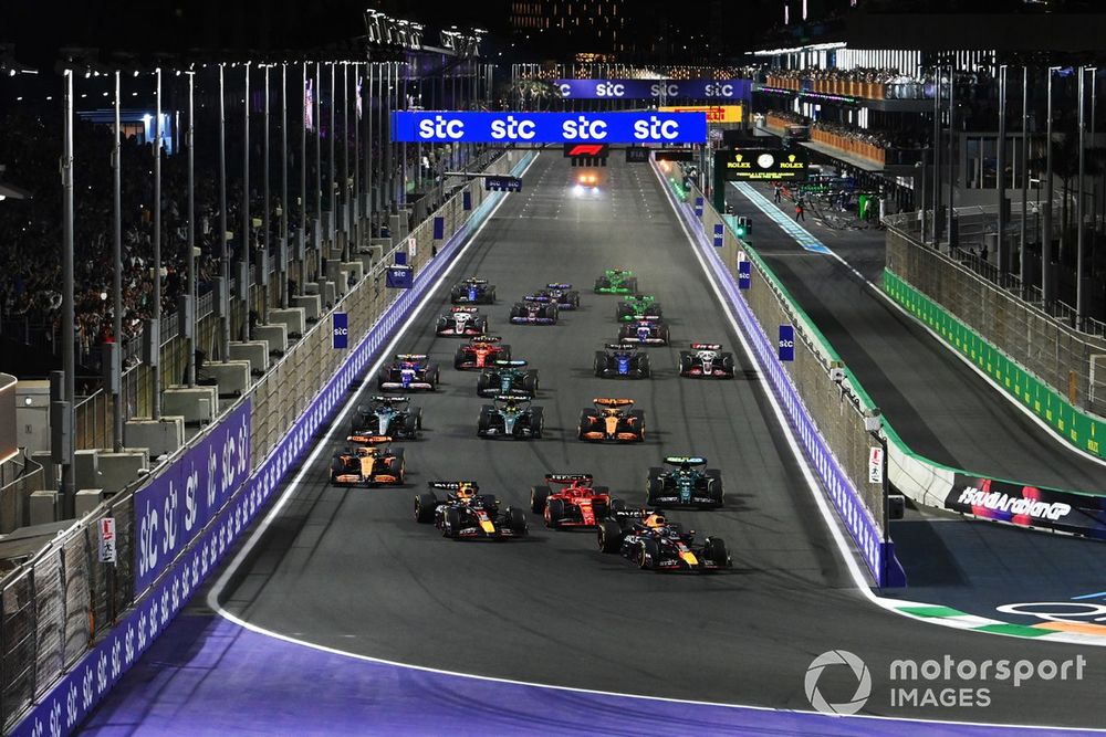 Max Verstappen, Red Bull Racing RB20, Charles Leclerc, Ferrari SF-24, Sergio Perez, Red Bull Racing RB20, Fernando Alonso, Aston Martin AMR24, Oscar Piastri, McLaren MCL38, the rest of the field at the start