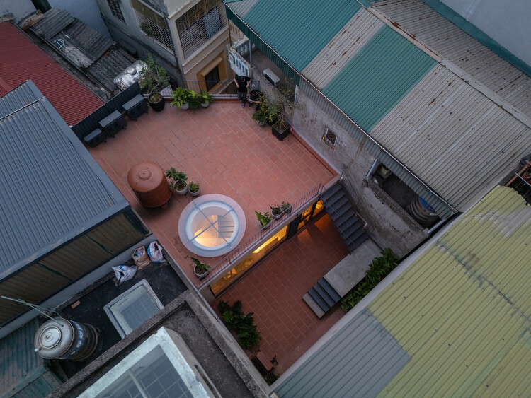 Linh Nam House / TOOB STUDIO - Interior Photography, Courtyard, Balcony